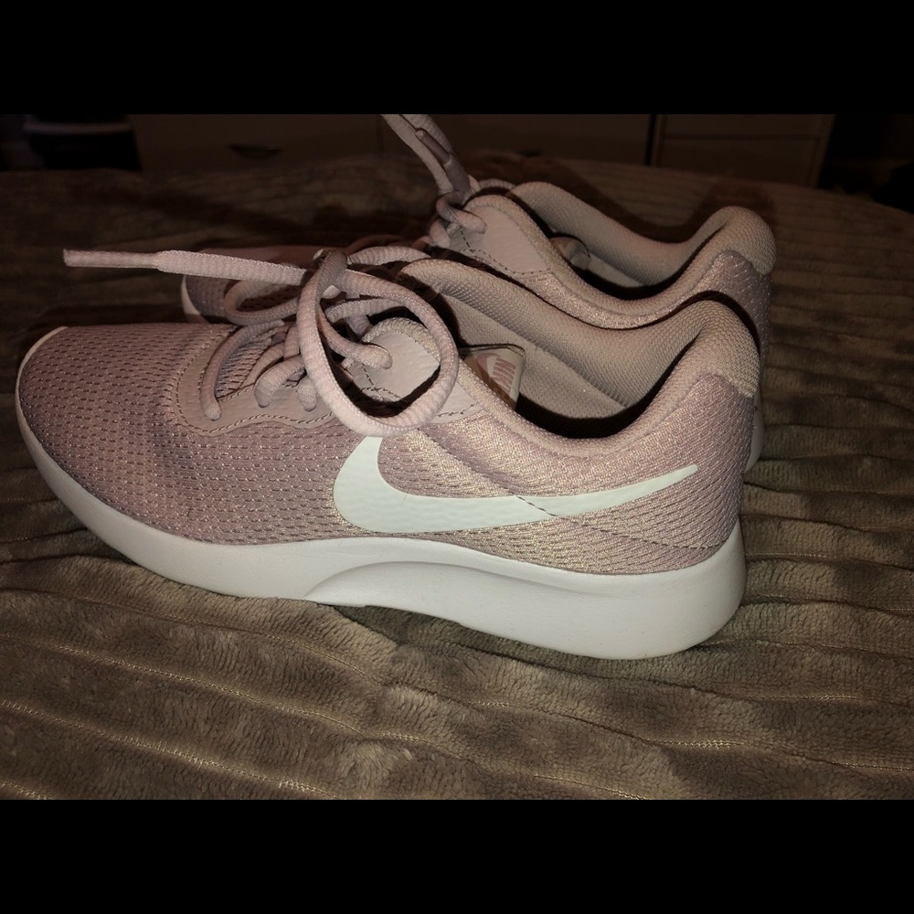 Dusty pink Nike Tanjun